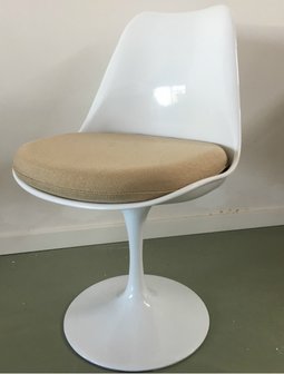 Tulip chair, volledig draaibaar met beige kussen