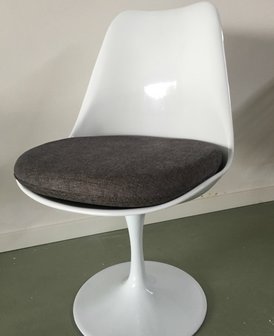 Tulip chair, volledig draaibaar met donker grijs kussen