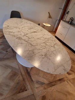 Ovale Tulip tafel met Statuario marmeren blad