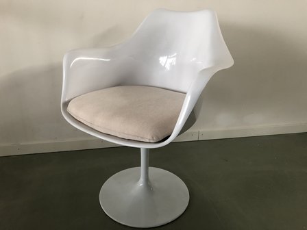 Tulip armchair wit met creme kussen