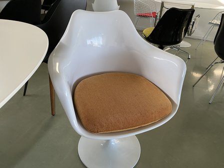 Aanvrager bijnaam Proficiat Oranje kussen voor de Tulip stoel met armleuning - Eigenwijs Design -  Saarinen Tulip specialist in ovale- en ronde eettafels