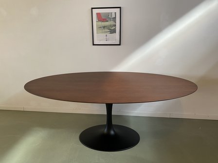 Ovale Tulip tafel met massief noten houten blad 