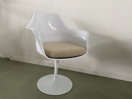 Tulip armchair met beige kussen