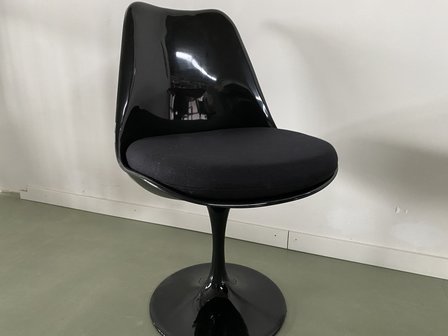 saarinen Tulip chair black