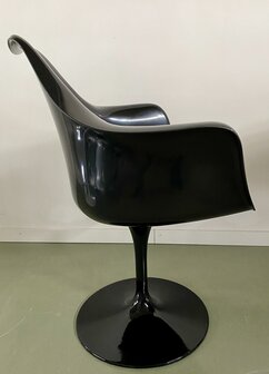 Tulip Armchair Zwart met groen kussen, volledig draaibaar