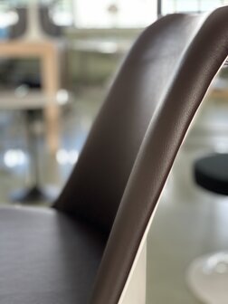 Saarinen Tulip stoel volledig bekleed leer