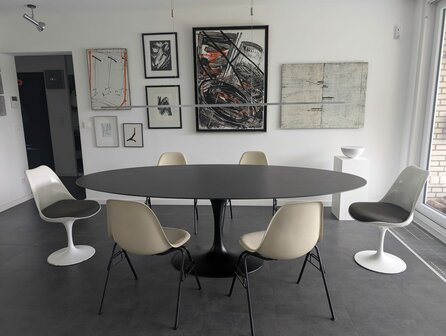 Saarinen Tulip tafel met massief houten (zwart) blad