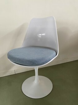 Tulip chair met licht blauw kussen