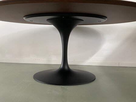 Saarinen Tulip tafel massief houten blad