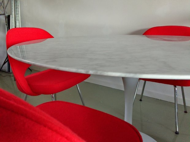 Saarinen Tulip tafel 137cm Carrara marmeren blad