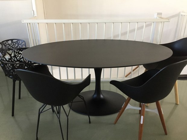 Ovale Saarinen Tulip tafel zwart blad