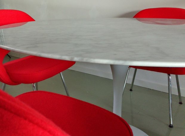 Aanbieding Saarinen Eethoek: marmeren Tulip tafel + 4 Executive chairs