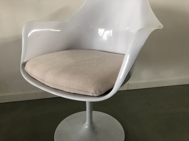 Tulip armchair wit met creme kussen