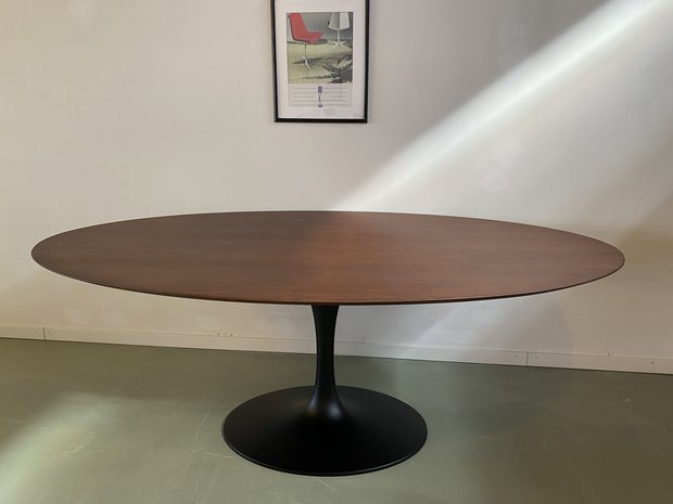 Saarinen Tulip tafel met massief houten blad