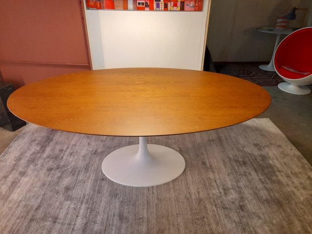 Ovale Tulip tafel met massief houten blad - Cognac