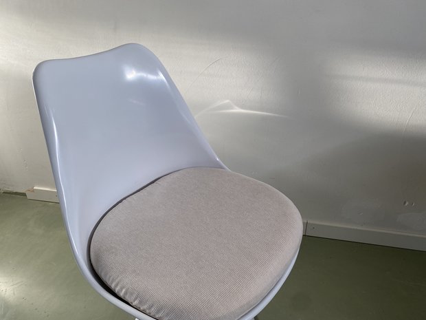 Tulip chair, volledig draaibaar inclusief Wit kussen