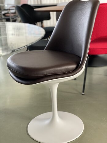 Saarinen Tulip stoel met bruin leer bekleed