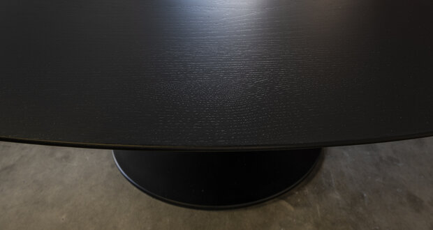 Ovale Saarinen tafel met massief houten (zwart) blad 199x121cm