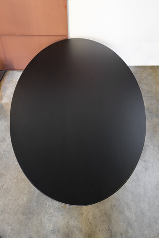 Ovale Saarinen tafel met massief houten (zwart) blad 199x121cm