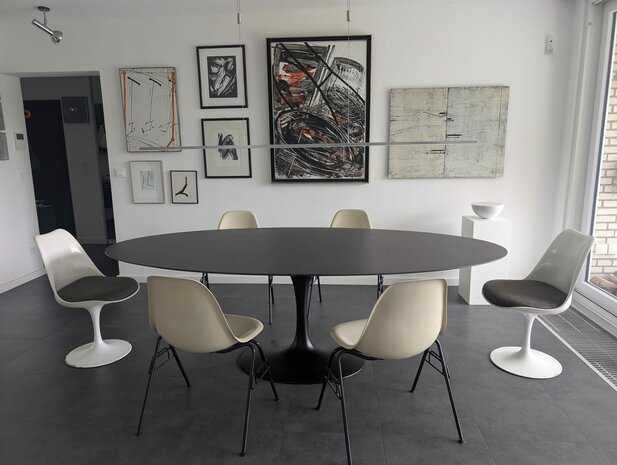 Saarinen Tulip tafel met massief houten (zwart) blad