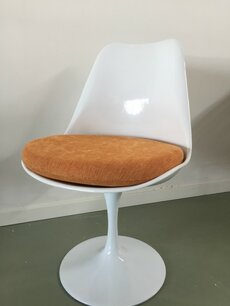 Tulip chair met oranje-retro kussen 