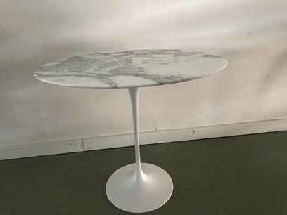 Ovale Tulip bijzettafel met Statuario marmer