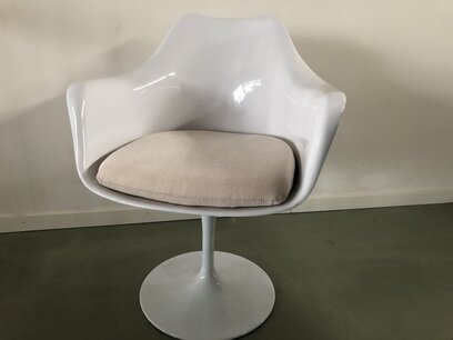 Tulip armchair wit met creme kussen