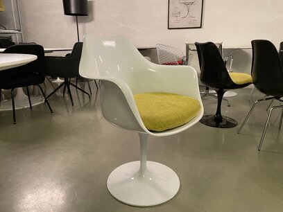 Tulip stoel met armleuning met Groen kussen