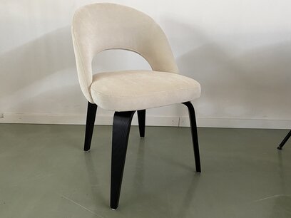Saarinen Conference chair - zwart houten poten