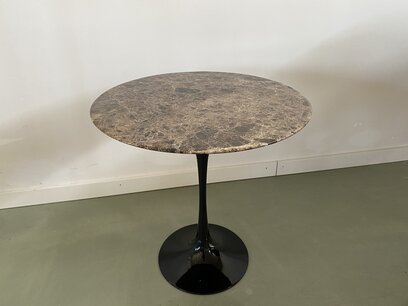 Saarinen Tulip bijzettafel  Bruin (Marrone) marmer.