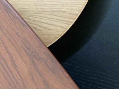 Ronde Tulip tafel massief houten blad in Eiken naturel, Noten, Cognac of Zwart - verschillende diameters