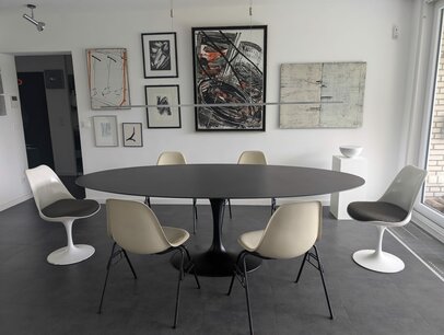 Ovale Tulip tafel met massief houten (zwart) blad 235x121cm