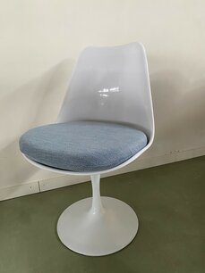 Tulip designstoel met licht blauw kussen van polypropyleen en aluminium