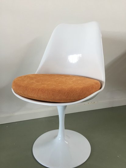 Tulip chair met oranje-retro kussen
