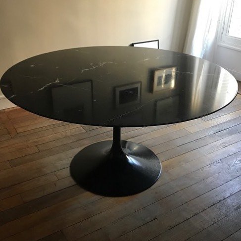 Saarinen Tulip tafel 137cm Zwart Marquinia marmer