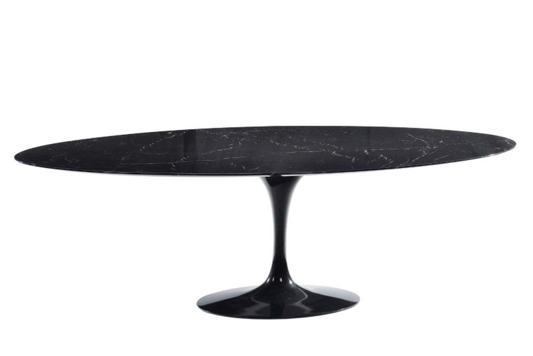 Ovale Saarinen Tulip tafel zwart Marquinia marmer