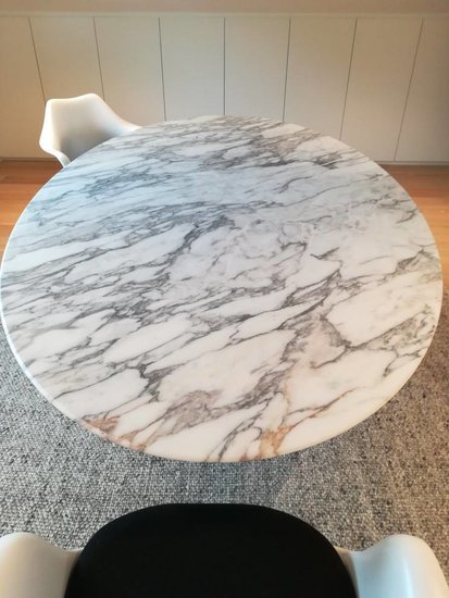 Saarinen Tulip tafel 137cm Statuario marmer