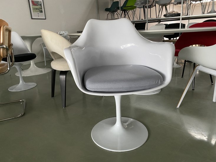 Saarinen Tulip Armchair met licht grijs kussen
