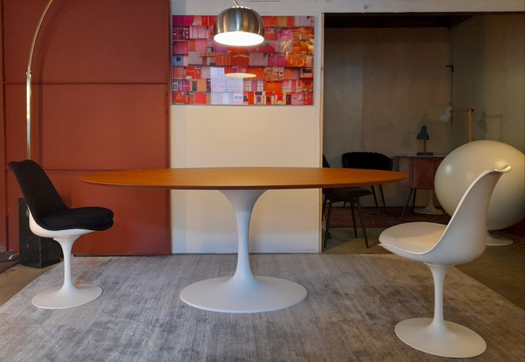 Ovale Tulip tafel met massief houten blad - Cognac