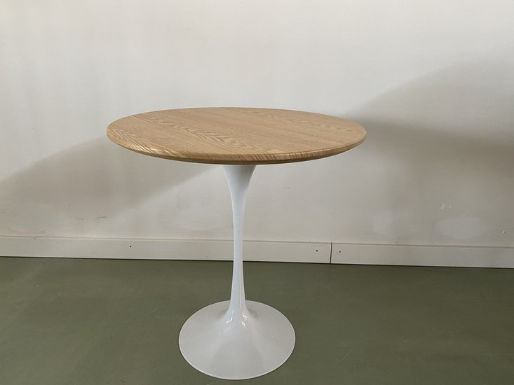 Saarinen Tulip bijzetafel - eiken fineer