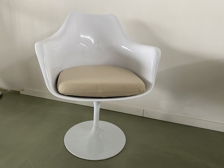 Tulip armchair wit met beige kussen