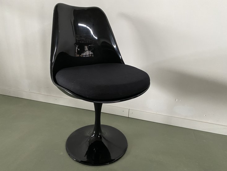 Tulip stoel hoogglans zwart zonder armleuning met zwart kussen