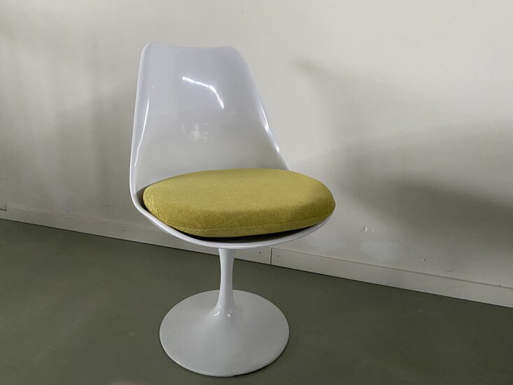 Tulip stoel Wit zonder armleuning, vintage groen kussen