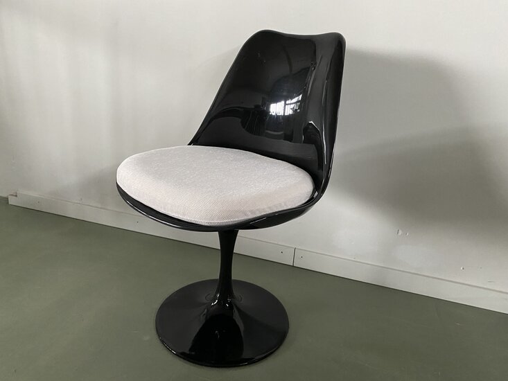 Tulip stoel zwart zonder armleuning, kussen in gebroken wit