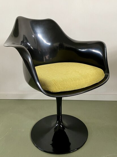 Tulip Armchair Zwart met groen kussen, volledig draaibaar
