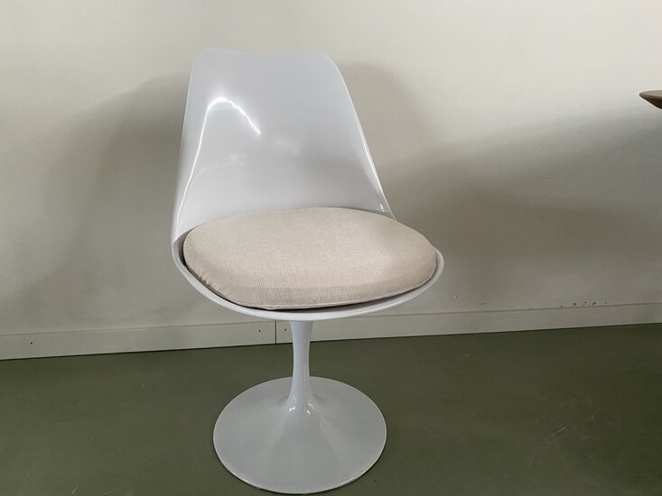 Tulip chair, volledig draaibaar incl. creme/Wit kussen