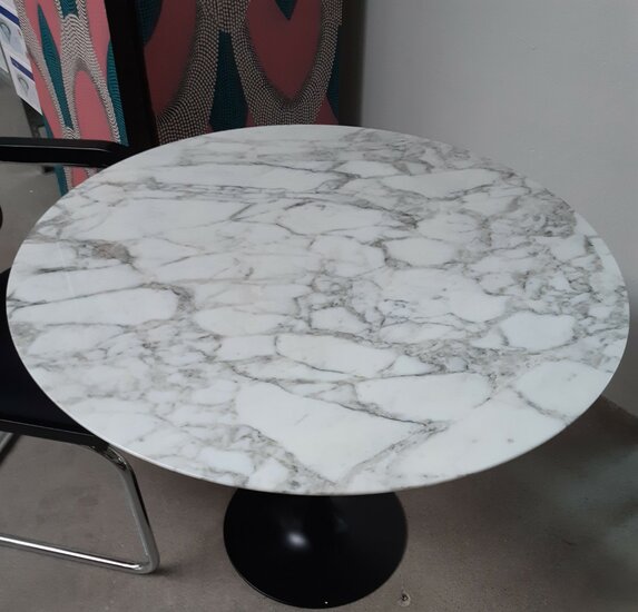 Saarinen Tulip tafel, Ø 137cm - Statuario marmer