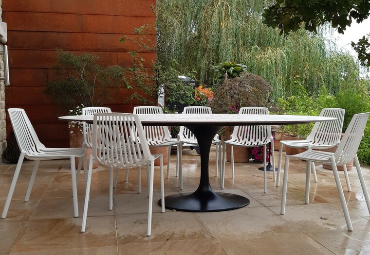 Outdoor Tulip tafel ovaal in verschillende afmetingen wit of zwart.