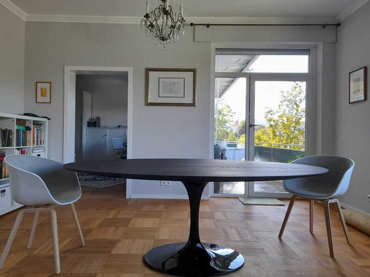 Ovale Saarinen tafel met massief houten (zwart) blad 199x121cm